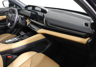 Подержанный автомобиль Changan UNI-V 2023 года (10 фото)