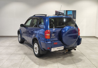 Подержанный автомобиль Toyota RAV4 2005 года (7 фото)
