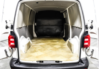 Подержанный автомобиль Volkswagen Transporter Van 2018 года (13 фото)