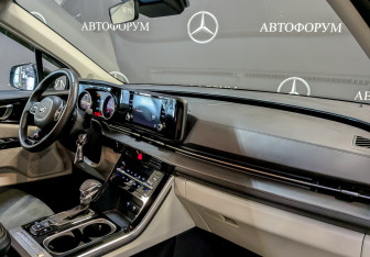 Подержанный автомобиль Kia Carnival 2021 года (11 фото)