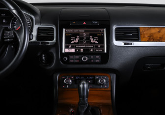 Подержанный автомобиль Volkswagen Touareg 2010 года (14 фото)