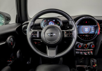 Подержанный автомобиль MINI Hatch 2021 года (22 фото)