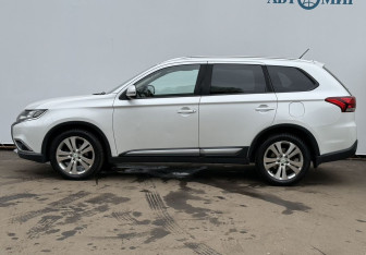 Подержанный автомобиль Mitsubishi Outlander 2016 года (8 фото)