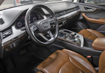 Подержанный автомобиль Audi Q7 2015 года (17 фото)