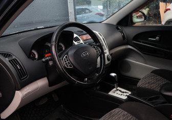 Подержанный автомобиль Kia Ceed Hatchback 2009 года (12 фото)