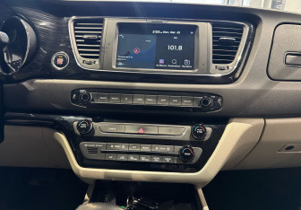 Подержанный автомобиль Kia Carnival 2018 года (17 фото)
