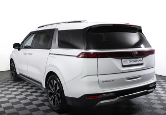 Подержанный автомобиль Kia Carnival 2023 года (7 фото)