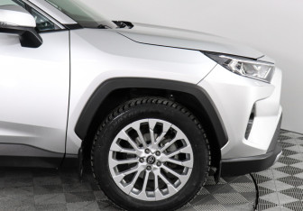 Подержанный автомобиль Toyota RAV4 2021 года (18 фото)