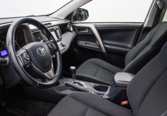 Подержанный автомобиль Toyota RAV4 2015 года (10 фото)