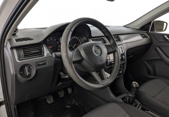 Подержанный автомобиль Skoda Rapid Liftback 2017 года (15 фото)