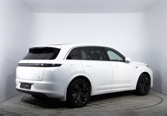 Подержанный автомобиль LiXiang L7 2023 года (5 фото)