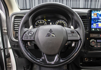Подержанный автомобиль Mitsubishi Outlander 2022 года (17 фото)