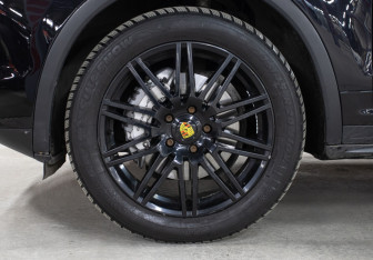 Подержанный автомобиль Porsche Cayenne 2011 года (28 фото)