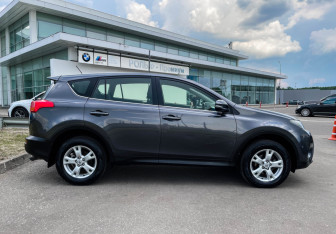 Подержанный автомобиль Toyota RAV4 2014 года (4 фото)