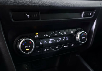 Подержанный автомобиль Mazda 3 Hatchback 2013 года (14 фото)