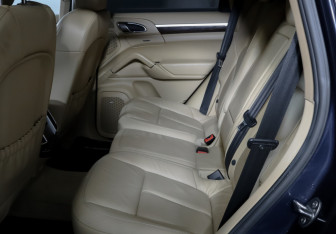 Подержанный автомобиль Porsche Cayenne 2012 года (10 фото)