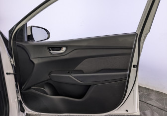 Подержанный автомобиль Hyundai Solaris Sedan 2021 года (25 фото)