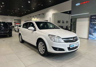 Подержанный автомобиль Opel Astra Sedan 2012 года (3 фото)