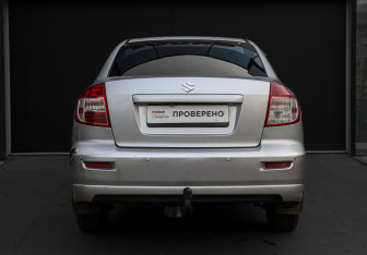 Подержанный автомобиль Suzuki SX4 Sedan 2010 года (6 фото)