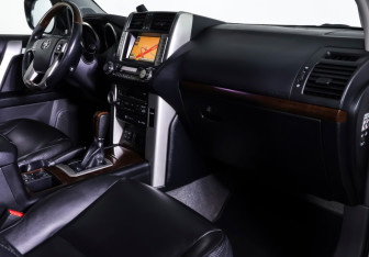 Подержанный автомобиль Toyota Land Cruiser Prado 2011 года (10 фото)