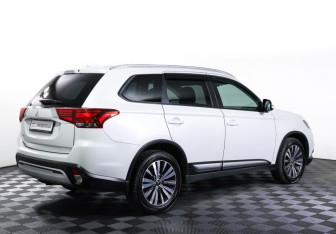 Подержанный автомобиль Mitsubishi Outlander 2021 года (5 фото)