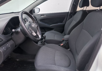 Подержанный автомобиль Hyundai Solaris Sedan 2012 года (10 фото)