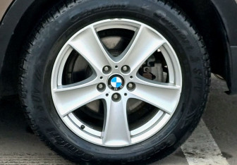 Подержанный автомобиль BMW X5 2010 года (9 фото)