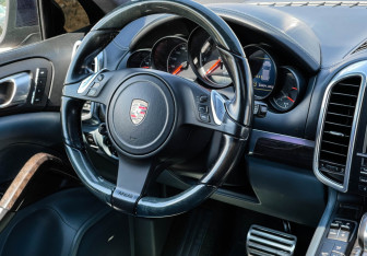 Подержанный автомобиль Porsche Cayenne 2012 года (14 фото)