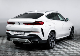 Подержанный автомобиль BMW X6 2022 года (5 фото)