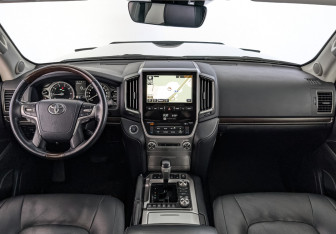 Подержанный автомобиль Toyota Land Cruiser Suv 2016 года (14 фото)