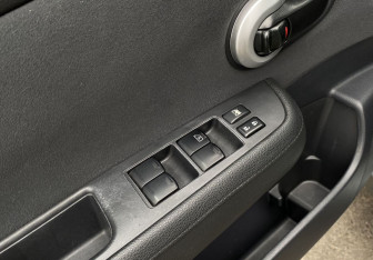 Подержанный автомобиль Nissan Tiida Hatchback 2012 года (16 фото)