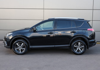 Подержанный автомобиль Toyota RAV4 2015 года (8 фото)