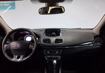 Подержанный автомобиль Renault Fluence 2013 года (18 фото)