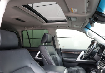 Подержанный автомобиль Toyota Land Cruiser Suv 2017 года (22 фото)