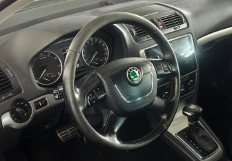 Подержанный автомобиль Skoda Octavia Liftback 2011 года (12 фото)