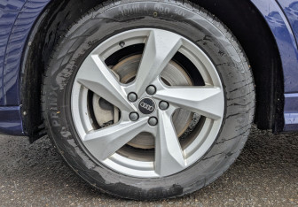 Подержанный автомобиль Audi Q3 2021 года (12 фото)