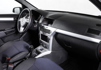 Подержанный автомобиль Opel Astra Sedan 2009 года (11 фото)