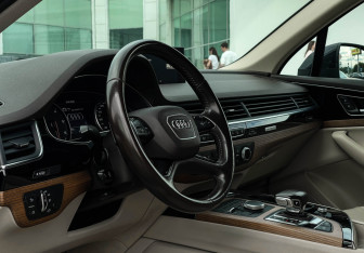 Подержанный автомобиль Audi Q7 2016 года (13 фото)
