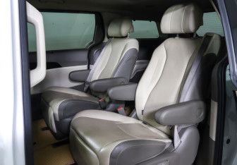 Подержанный автомобиль Kia Carnival 2023 года (13 фото)