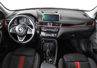 Подержанный автомобиль BMW X1 2017 года (10 фото)