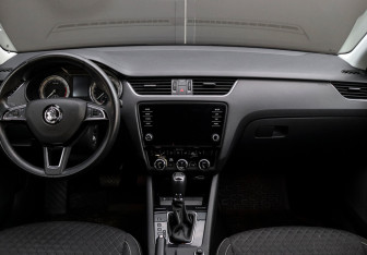Подержанный автомобиль Skoda Octavia Liftback 2018 года (11 фото)
