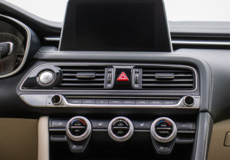 Подержанный автомобиль Genesis G70 2019 года (13 фото)