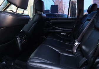 Подержанный автомобиль Lexus LX 2011 года (9 фото)