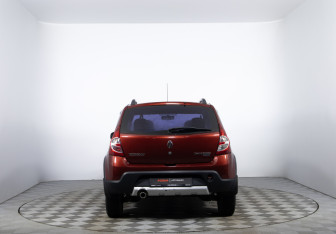 Подержанный автомобиль Renault Sandero 2014 года (6 фото)