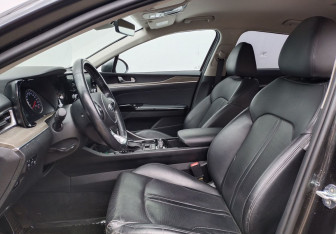 Подержанный автомобиль Kia K5 2021 года (10 фото)