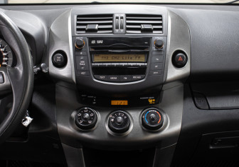 Подержанный автомобиль Toyota RAV4 2010 года (15 фото)