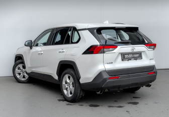 Подержанный автомобиль Toyota RAV4 2021 года (7 фото)