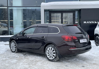 Подержанный автомобиль Opel Astra Wagon 2012 года (7 фото)