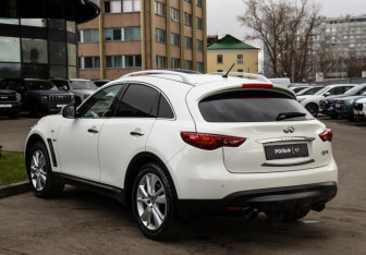 Подержанный автомобиль Infiniti QX70 2016 года (5 фото)