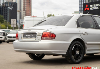Подержанный автомобиль Hyundai Sonata 2008 года (15 фото)
